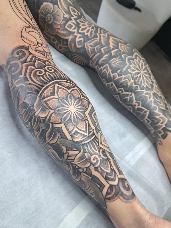 Blackout by Alex🧜🏼‍♀️• Ornamental Ink • Tattoo Artist