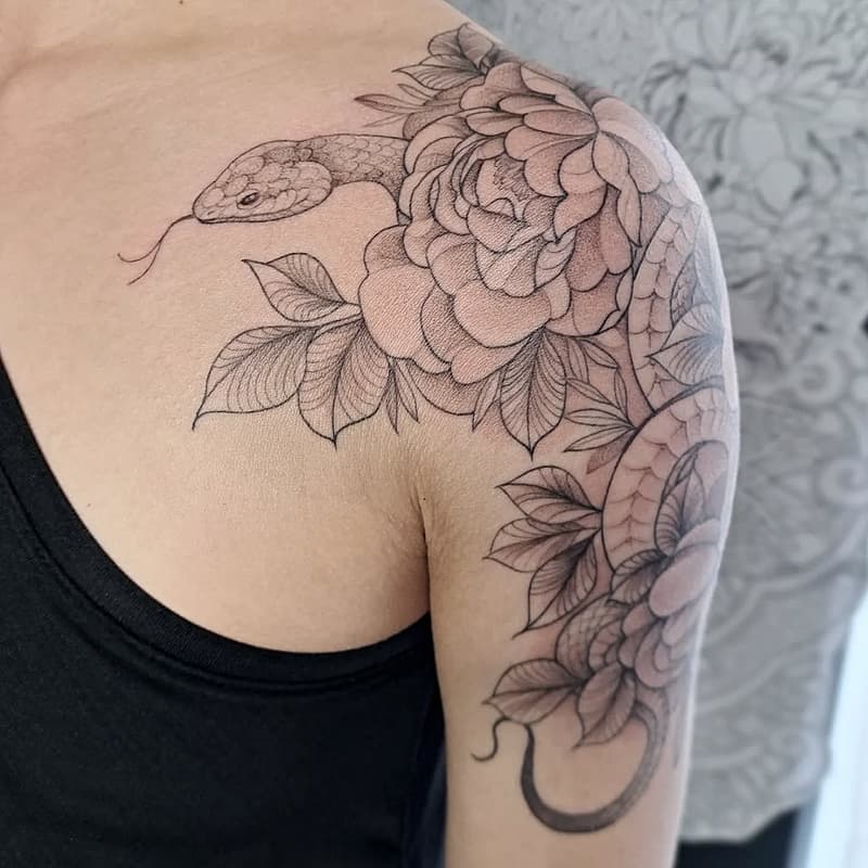 Geometric tattoo by Alex🧜🏼‍♀️• Ornamental Ink • Tattoo Artist