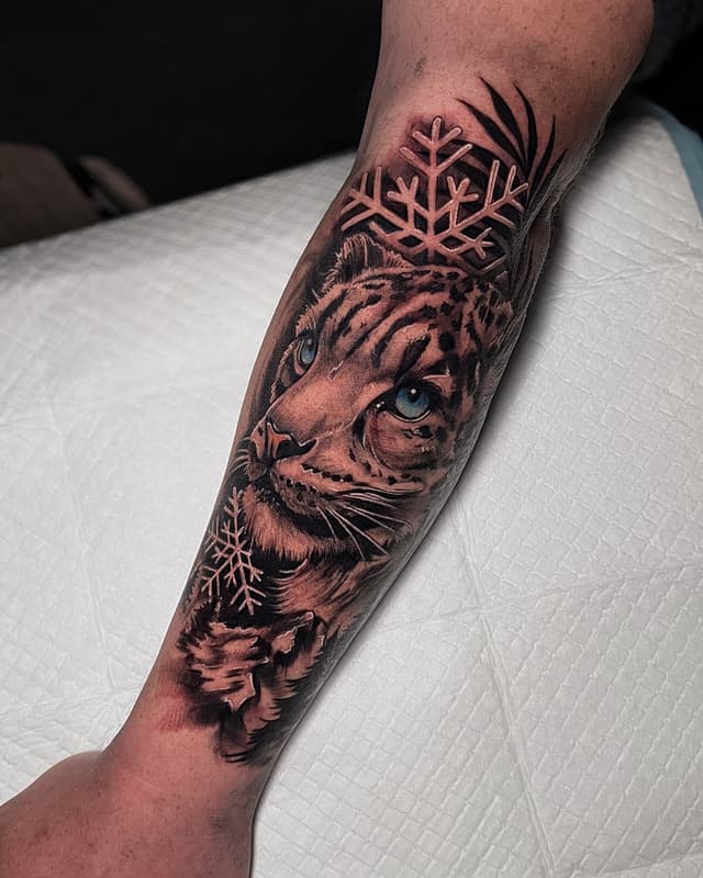 Blackwork tattoo by Graceless Tattoos