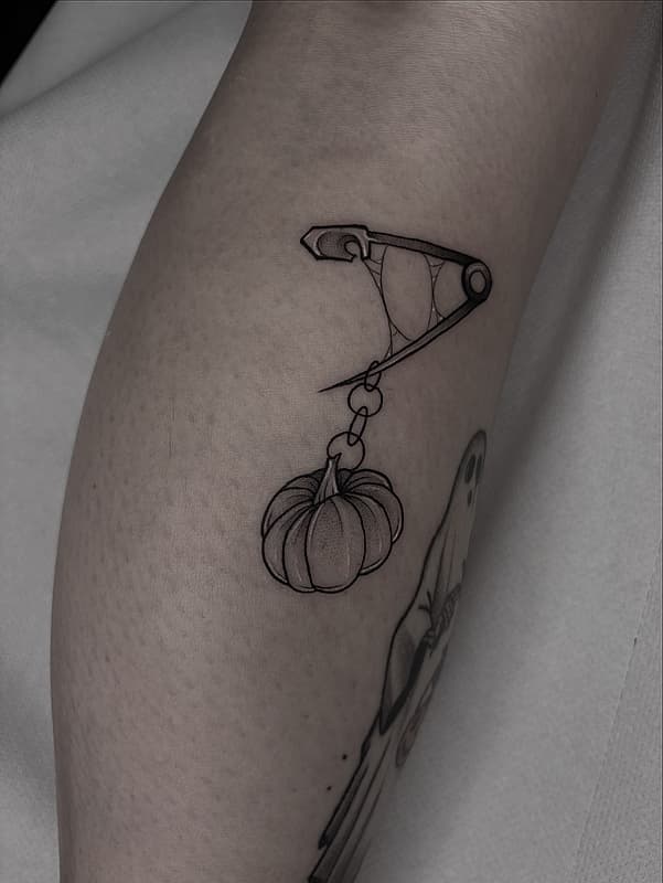 Illustrative tattoo by 𝐊𝐈𝐑𝐒𝐓𝐘 𝐌𝐈𝐂𝐊 ✦ 𝐓𝐀𝐓𝐓𝐎𝐎 𝐀𝐑𝐓𝐈𝐒𝐓