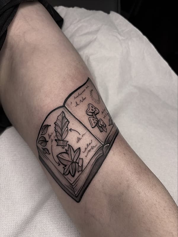 Illustrative tattoo by 𝐊𝐈𝐑𝐒𝐓𝐘 𝐌𝐈𝐂𝐊 ✦ 𝐓𝐀𝐓𝐓𝐎𝐎 𝐀𝐑𝐓𝐈𝐒𝐓