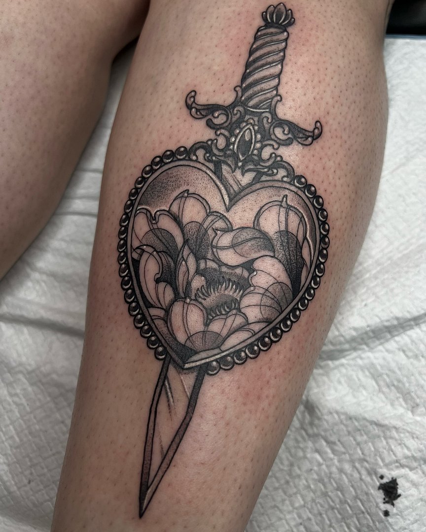 Neo-Traditional tattoo by 𝑵𝑰𝑪𝑶𝑳𝑬 𝑻𝑨𝒀𝑳𝑶𝑹