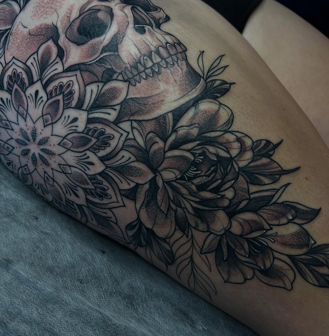 Neo-Traditional tattoo by 𝑵𝑰𝑪𝑶𝑳𝑬 𝑻𝑨𝒀𝑳𝑶𝑹