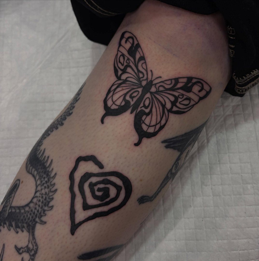 Ornamental tattoo by Tam