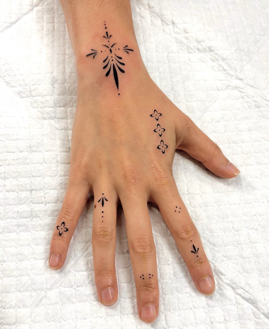 Ornamental tattoo by Riesa