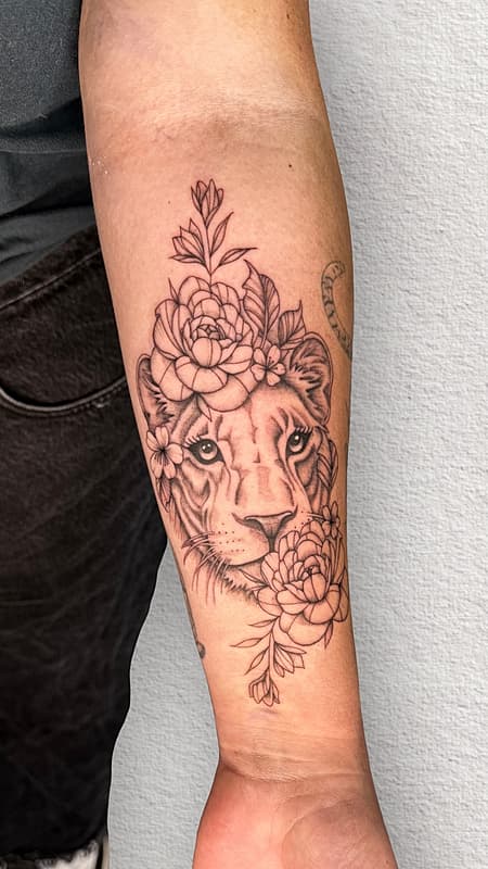 Illustrative tattoo by 𝙎𝙃𝙀𝙇𝙇 𝙏𝘼𝙏𝙏𝙎