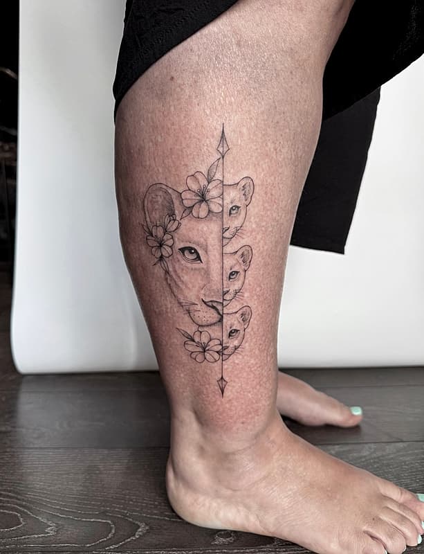 Illustrative tattoo by 𝙎𝙃𝙀𝙇𝙇 𝙏𝘼𝙏𝙏𝙎