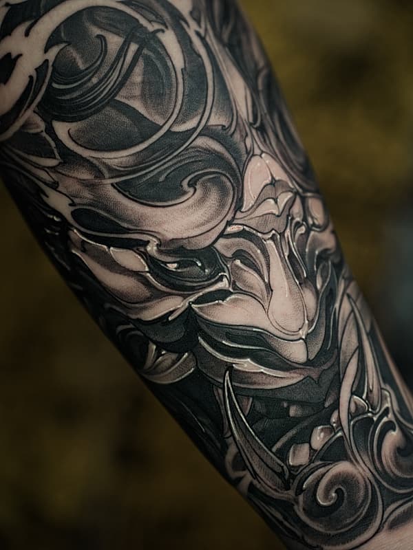 Blackwork tattoo by Sandy Beachez