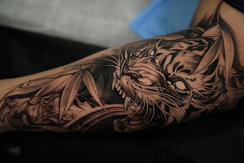 Blackwork tattoo by Sandy Beachez