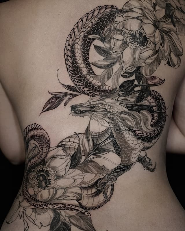 Blackwork tattoo by Sandy Beachez