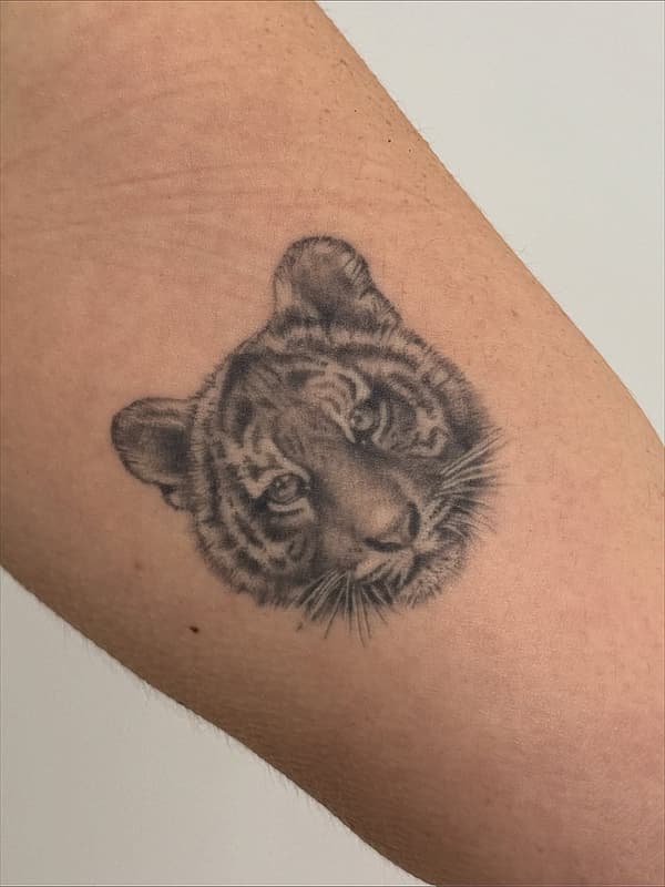 Micro-realism tattoo by 𝕷𝖔𝖟  𓆌