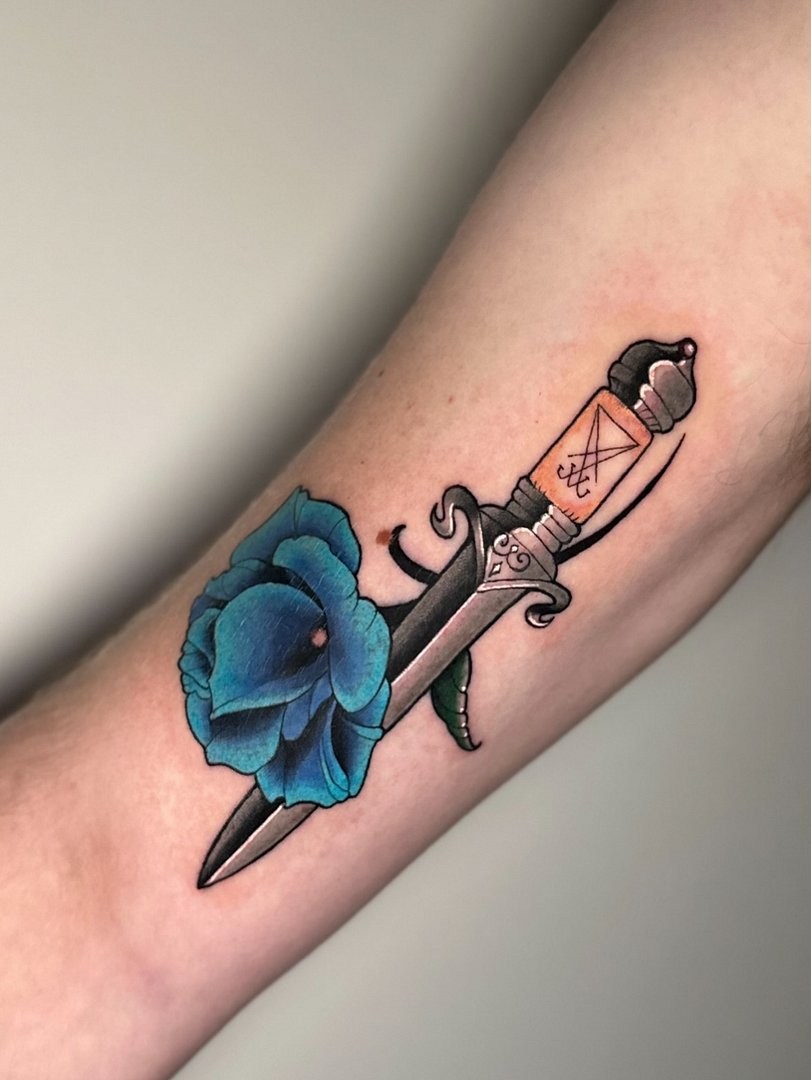 Neo-Traditional tattoo by Zenna Lugosi 🐦‍⬛