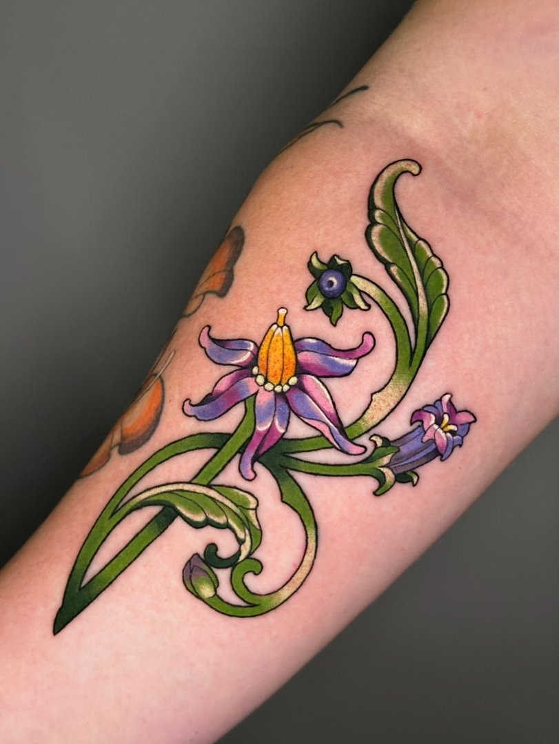 Neo-Traditional tattoo by Zenna Lugosi 🐦‍⬛
