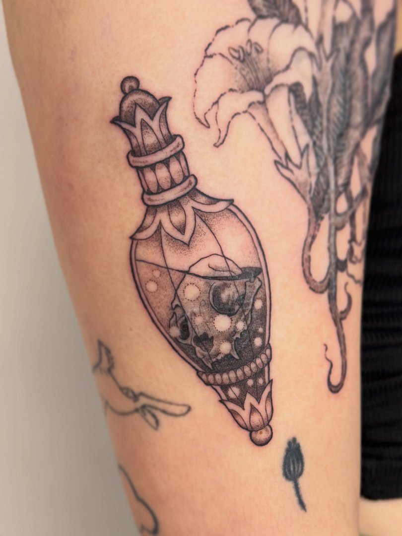 Neo-Traditional tattoo by 𝖘𝖎𝖓𝖊𝖆𝖉 𝖇𝖗𝖊𝖊𝖟𝖊 FLT STUDIO