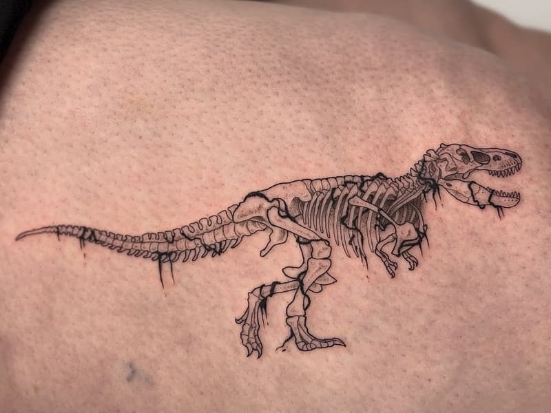 Neo-Traditional tattoo by 𝖘𝖎𝖓𝖊𝖆𝖉 𝖇𝖗𝖊𝖊𝖟𝖊 FLT STUDIO