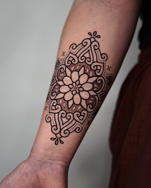 Blackwork tattoo by Majanie