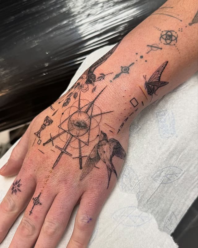 Tattoo by Kieran  🇳🇿 fineline tattoo